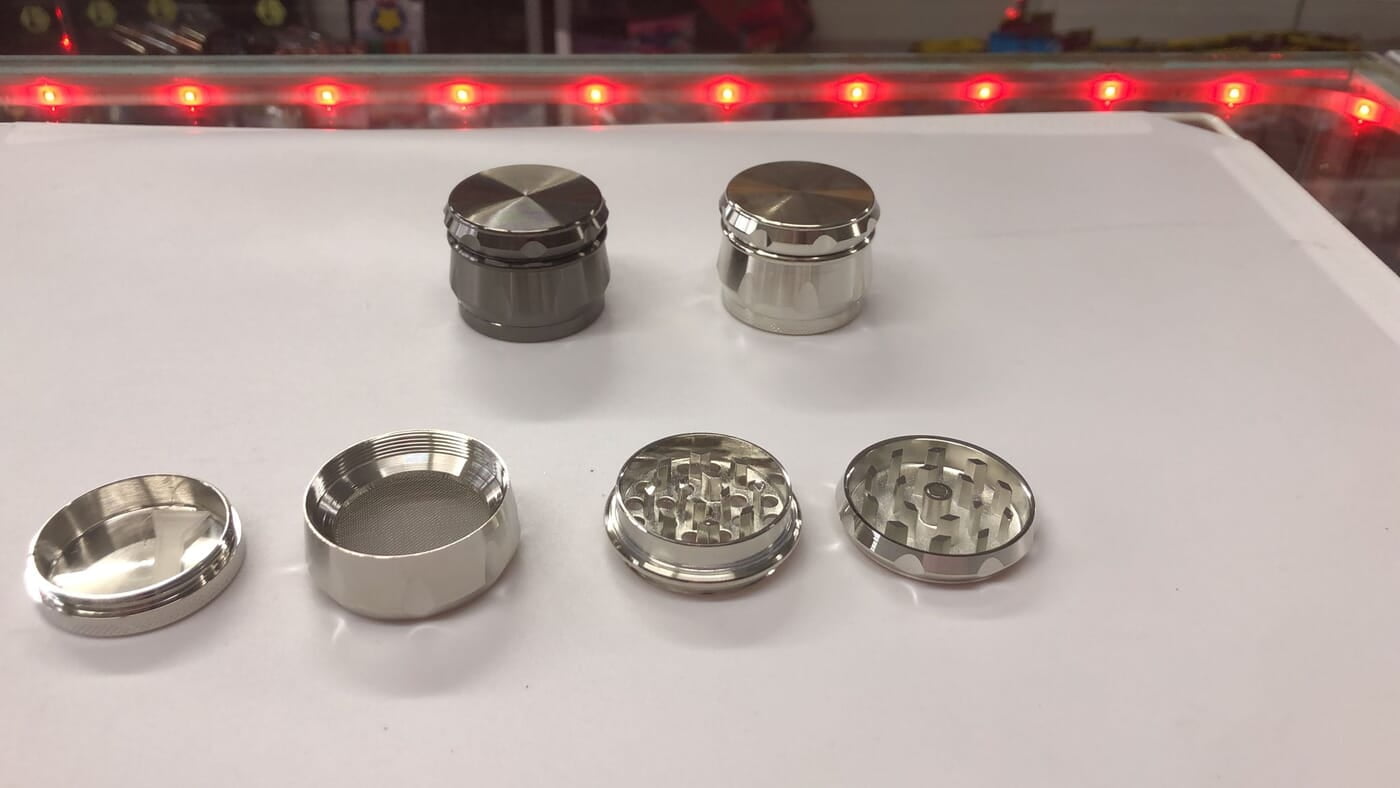 Grinder Medium 4 PCs Metal 2 colors